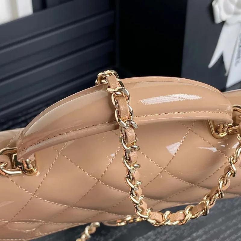 Chanel AP3226 Držák na telefon s řetízkem z patentované telecí kůže a zlatého kovu v barvě meruňky