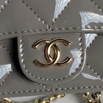 Chanel AP3226 Držák na telefon s řetízkem z patentované telecí kůže a zlatého kovu, šedý