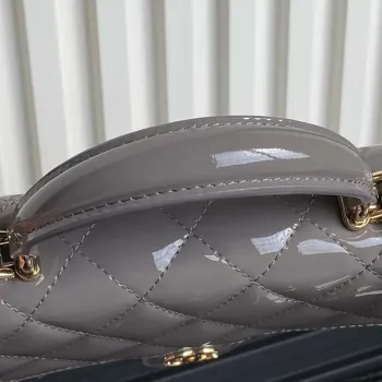 Chanel AP3226 Držák na telefon s řetízkem z patentované telecí kůže a zlatého kovu, šedý