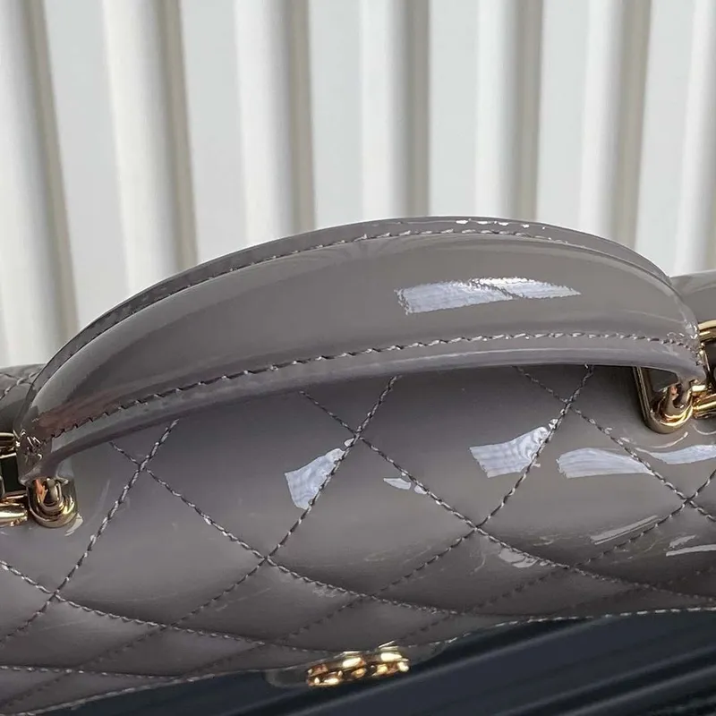 Chanel AP3226 Držák na telefon s řetízkem z patentované telecí kůže a zlatého kovu, šedý