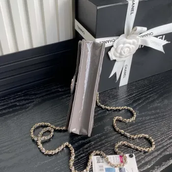 Chanel AP3226 Držák na telefon s řetízkem z patentované telecí kůže a zlatého kovu, šedý