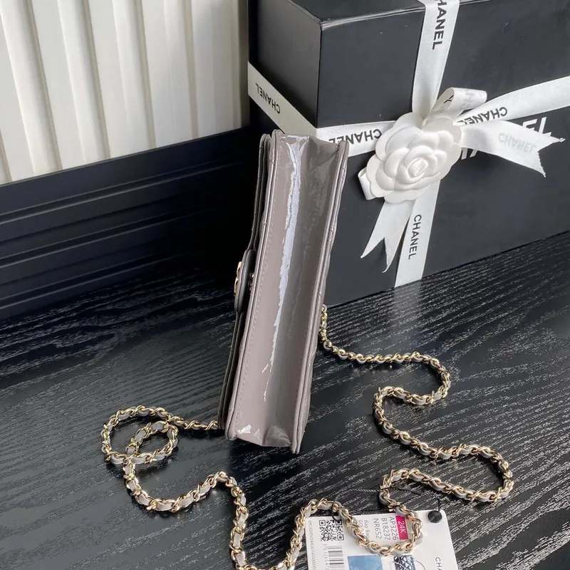 Chanel AP3226 Držák na telefon s řetízkem z patentované telecí kůže a zlatého kovu, šedý