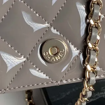 Chanel AP3226 Držák na telefon s řetízkem z patentované telecí kůže a zlatého kovu, šedý