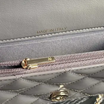 Chanel AP3226 Držák na telefon s řetízkem z patentované telecí kůže a zlatého kovu, šedý