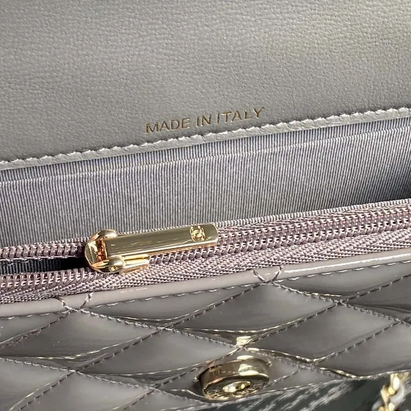 Chanel AP3226 Držák na telefon s řetízkem z patentované telecí kůže a zlatého kovu, šedý