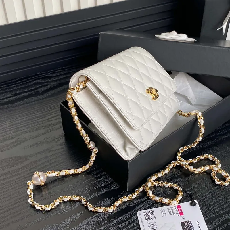 Chanel AP4282 19 Peněženka na řetízku z lesklé jehněčí kůže  Imitace perel a zlatý kov Bílá