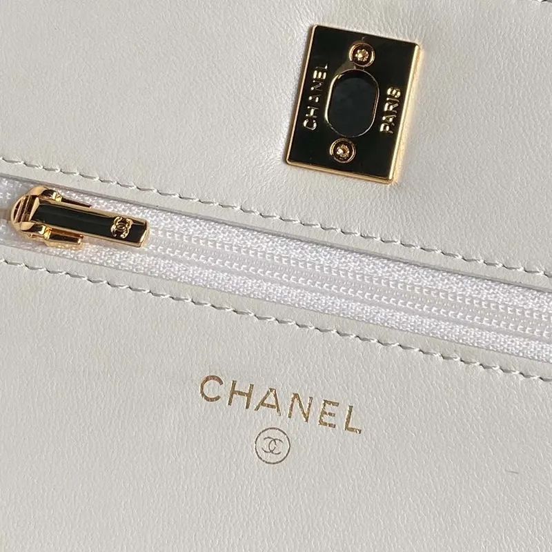 Chanel AP4282 19 Peněženka na řetízku z lesklé jehněčí kůže  Imitace perel a zlatý kov Bílá