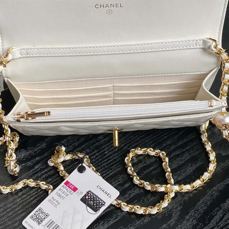 Chanel AP4282 19 Peněženka na řetízku z lesklé jehněčí kůže  Imitace perel a zlatý kov Bílá