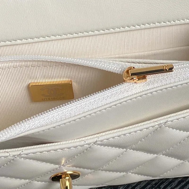 Chanel AP4282 19 Peněženka na řetízku z lesklé jehněčí kůže  Imitace perel a zlatý kov Bílá