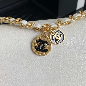 Chanel AS5218 Mini taška s klopou z lesklé telecí kůže a zlatého kovu, bílá