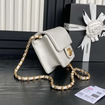Chanel AS5218 Mini taška s klopou z lesklé telecí kůže a zlatého kovu, bílá