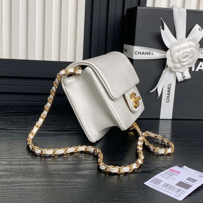 Chanel AS5218 Mini taška s klopou z lesklé telecí kůže a zlatého kovu, bílá