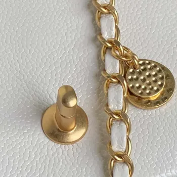 Chanel AS5218 Mini taška s klopou z lesklé telecí kůže a zlatého kovu, bílá