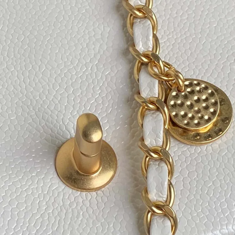 Chanel AS5218 Mini taška s klopou z lesklé telecí kůže a zlatého kovu, bílá