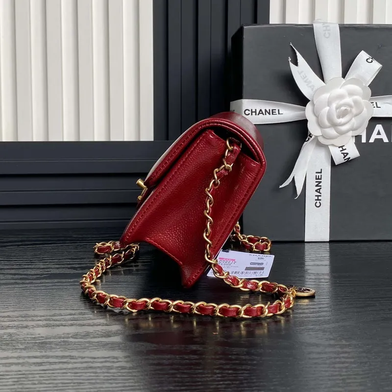 Chanel AS5218 Mini taška s klopou z lesklé telecí kůže a zlatého kovu, červená