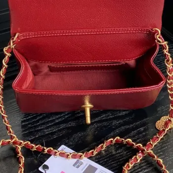 Chanel AS5218 Mini taška s klopou z lesklé telecí kůže a zlatého kovu, červená