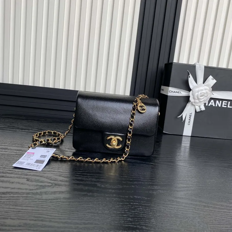 Chanel AS5218 Mini taška s klopou z lesklé telecí kůže a zlatého kovu, černá