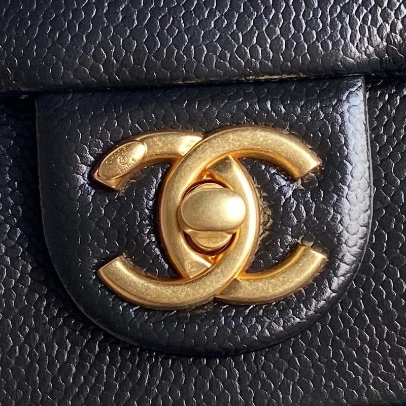 Chanel AS5218 Mini taška s klopou z lesklé telecí kůže a zlatého kovu, černá