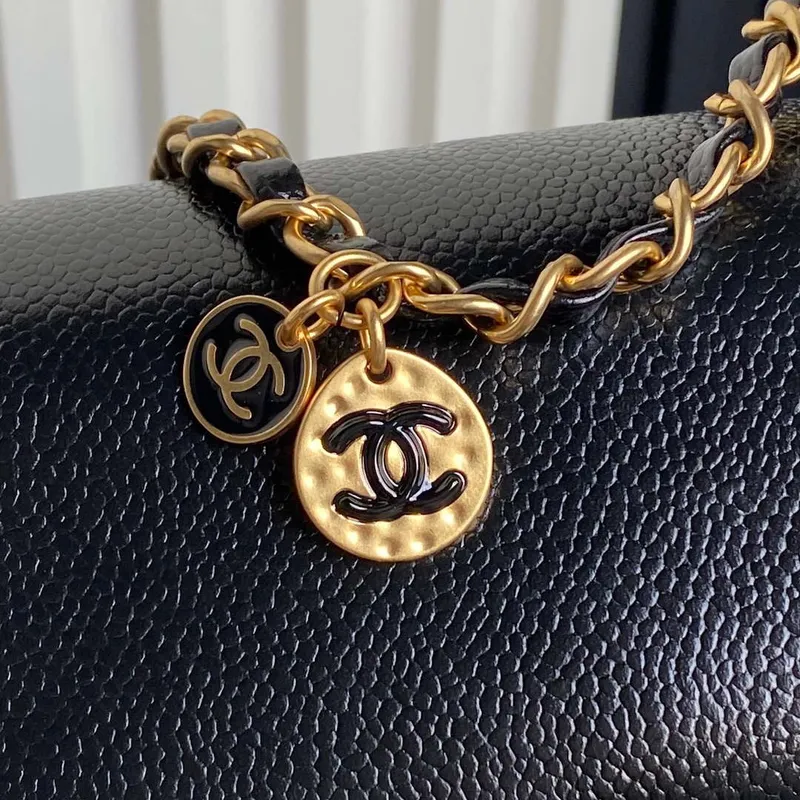 Chanel AS5218 Mini taška s klopou z lesklé telecí kůže a zlatého kovu, černá