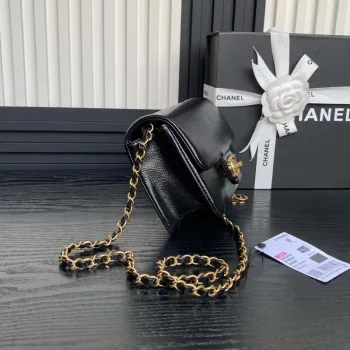 Chanel AS5218 Mini taška s klopou z lesklé telecí kůže a zlatého kovu, černá