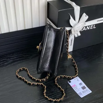 Chanel AS5218 Mini taška s klopou z lesklé telecí kůže a zlatého kovu, černá