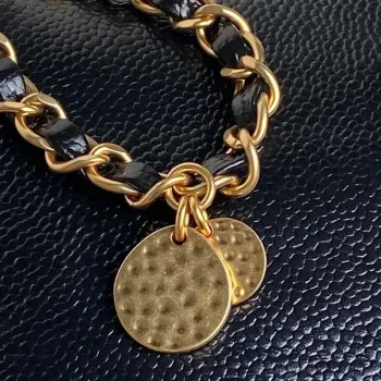 Chanel AS5218 Mini taška s klopou z lesklé telecí kůže a zlatého kovu, černá