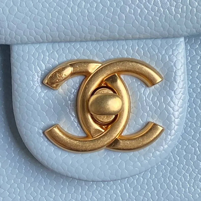 Chanel AS5218 Mini taška s klopou z lesklé telecí kůže a zlatého kovu, světle modrá