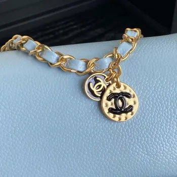 Chanel AS5218 Mini taška s klopou z lesklé telecí kůže a zlatého kovu, světle modrá