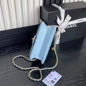 Chanel AS5218 Mini taška s klopou z lesklé telecí kůže a zlatého kovu, světle modrá