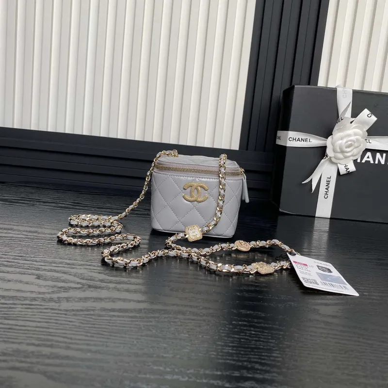 Chanel AP4302 Mini psaníčko s reliéfním kamínkem a řetízkem, šedá