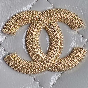 Chanel AP4302 Mini psaníčko s reliéfním kamínkem a řetízkem, šedá