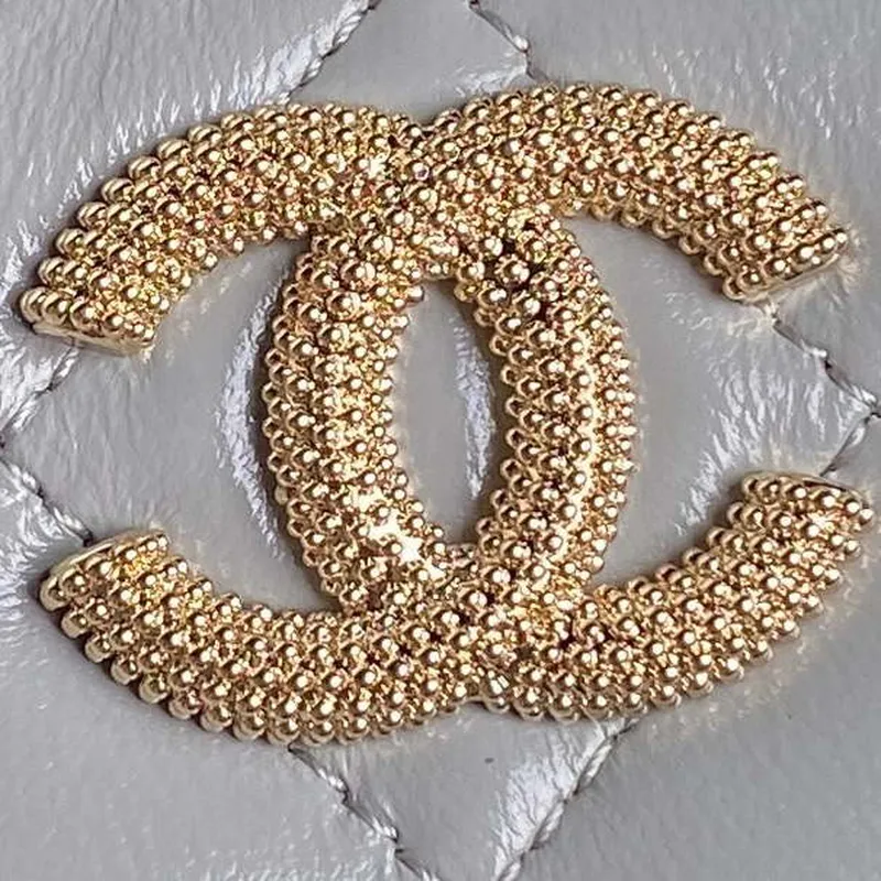 Chanel AP4302 Mini psaníčko s reliéfním kamínkem a řetízkem, šedá