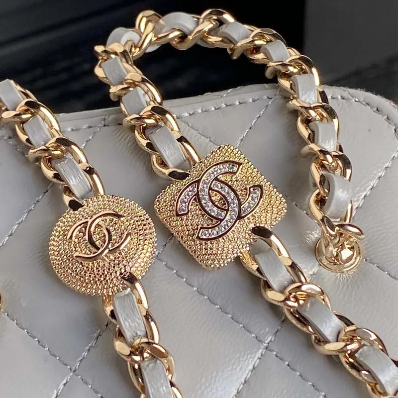 Chanel AP4302 Mini psaníčko s reliéfním kamínkem a řetízkem, šedá