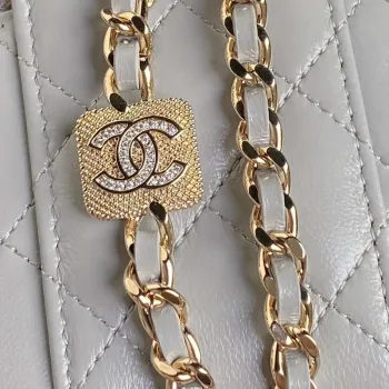 Chanel AP4302 Mini psaníčko s reliéfním kamínkem a řetízkem, šedá