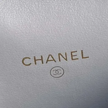 Chanel AP4302 Mini psaníčko s reliéfním kamínkem a řetízkem, šedá
