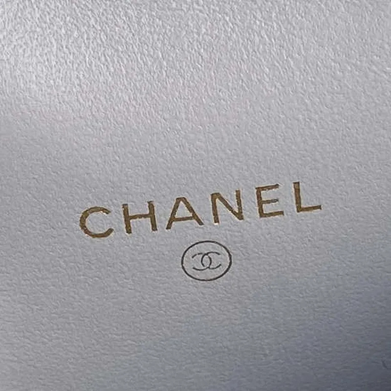 Chanel AP4302 Mini psaníčko s reliéfním kamínkem a řetízkem, šedá