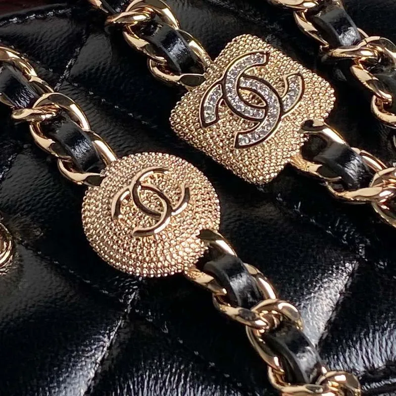 Chanel AP4302 Mini psaníčko s reliéfním kamínkem a řetízkem, černá