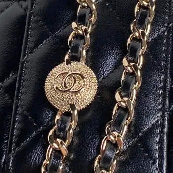Chanel AP4302 Mini psaníčko s reliéfním kamínkem a řetízkem, černá