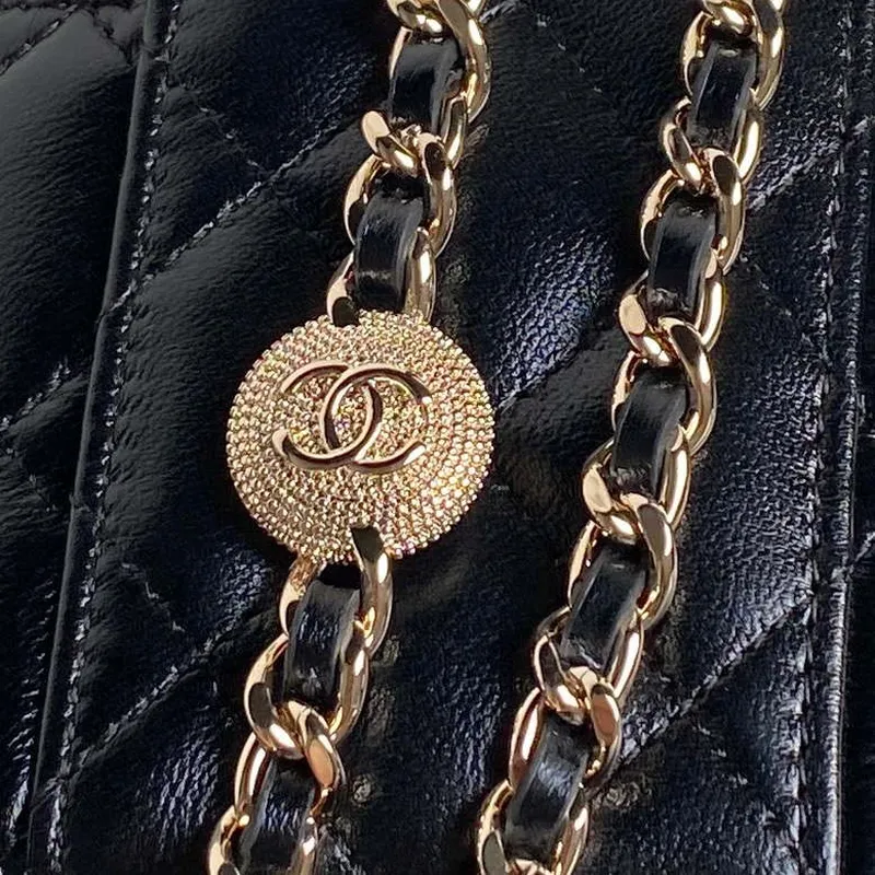 Chanel AP4302 Mini psaníčko s reliéfním kamínkem a řetízkem, černá