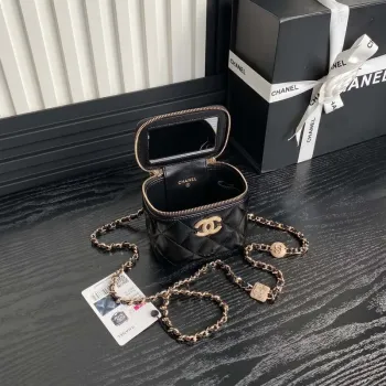 Chanel AP4302 Mini psaníčko s reliéfním kamínkem a řetízkem, černá