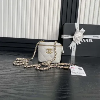 Chanel AP4302 Mini psaníčko s reliéfním kamínkem a řetízkem, kosmetická taštička, bílá