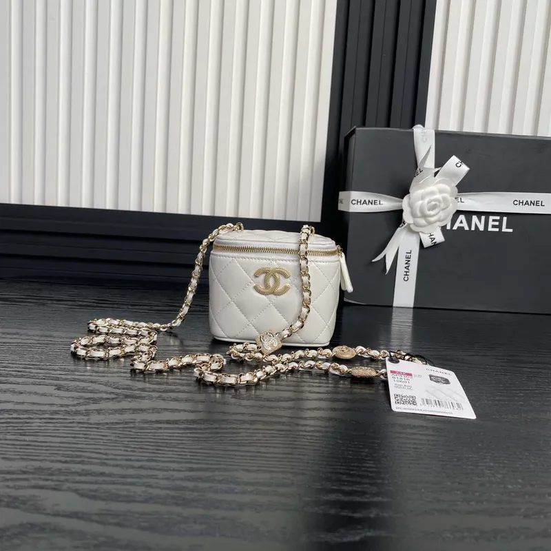 Chanel AP4302 Mini psaníčko s reliéfním kamínkem a řetízkem, kosmetická taštička, bílá