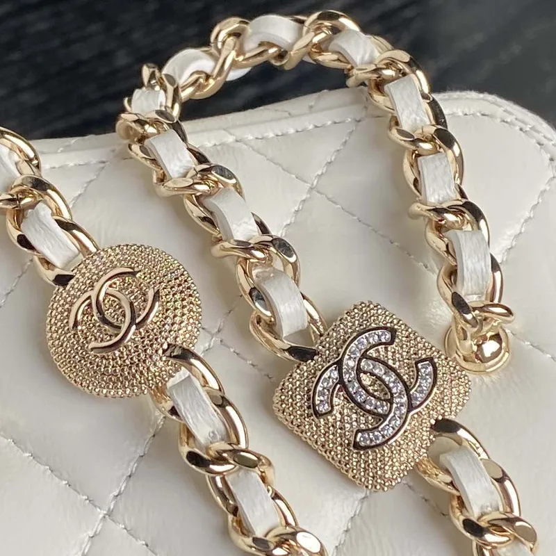 Chanel AP4302 Mini psaníčko s reliéfním kamínkem a řetízkem, kosmetická taštička, bílá