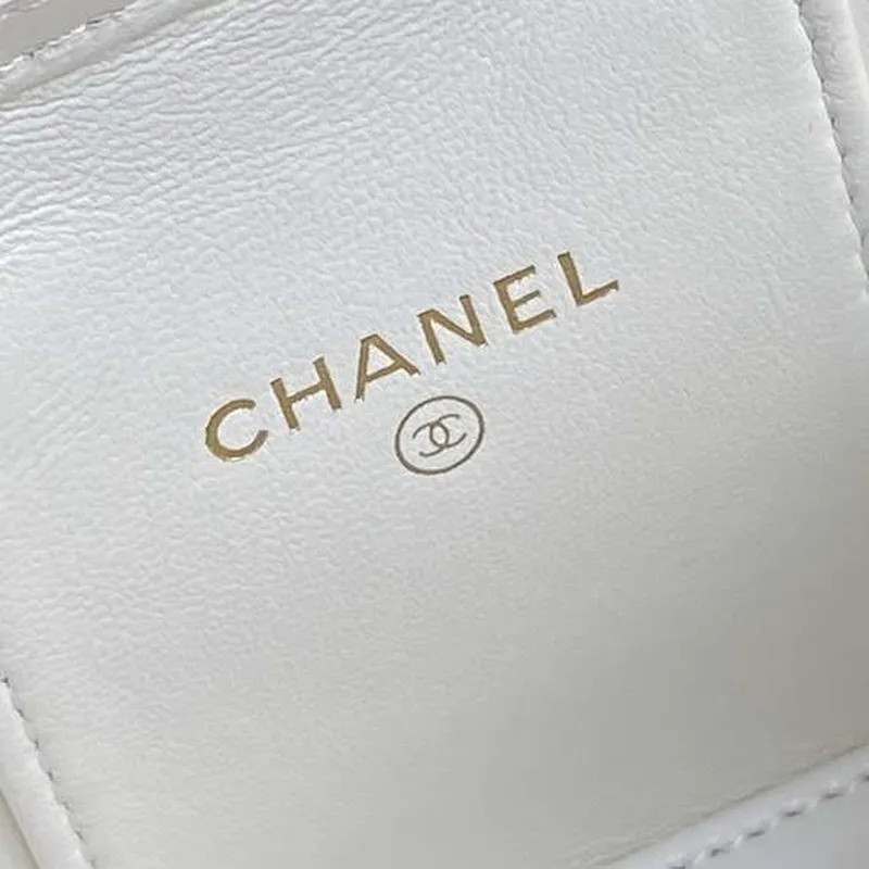 Chanel AP4302 Mini psaníčko s reliéfním kamínkem a řetízkem, kosmetická taštička, bílá