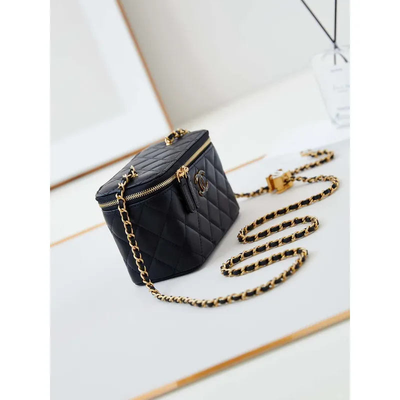 Chanel AP3940 Clutch s řetízkem, taška z jehněčí kůže s emailtovou sponou, černá