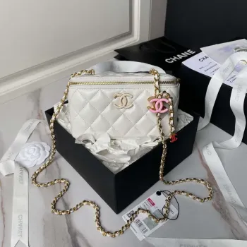 Chanel AP3940 Kabelka s řetízkem a smaltovanou sponou z jehněčí kůže, bílá