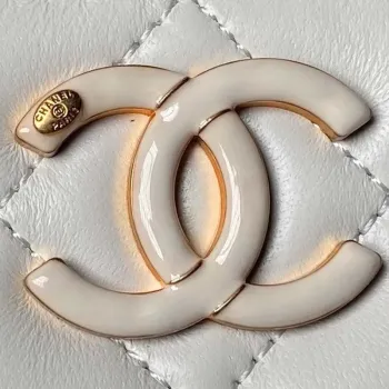 Chanel AP3940 Kabelka s řetízkem a smaltovanou sponou z jehněčí kůže, bílá