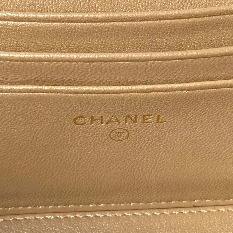 Chanel AP3940 Kabelka s řetízkem a smaltovanou sponou z jehněčí kůže, bílá