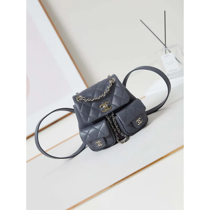 Malý batoh Chanel z lesklé telecí kůže s zrnitým povrchem a zlatými kovovými detaily AS3787 Šedá