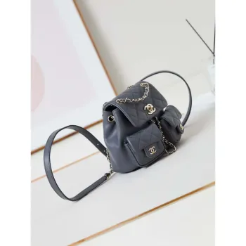 Malý batoh Chanel z lesklé telecí kůže s zrnitým povrchem a zlatými kovovými detaily AS3787 Šedá